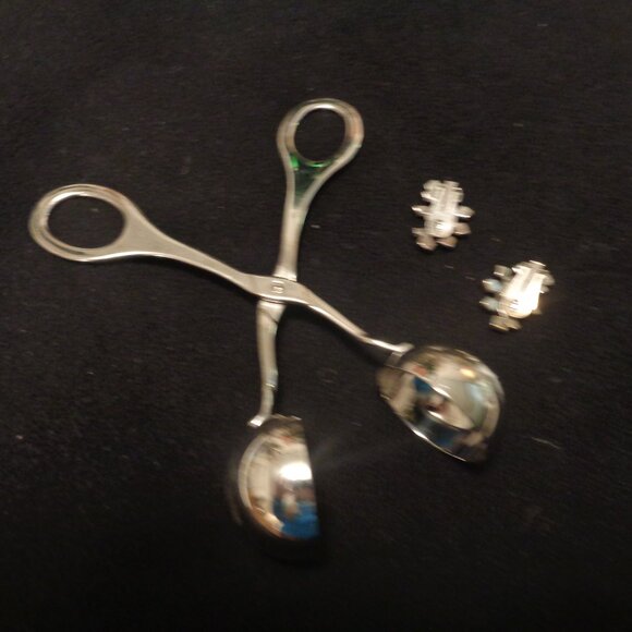 VINTAGE SILVERTONE MODERNIST SCOOP TONGS & CLIPBACK SCANDI EARINGS LOT - Picture 2 of 2